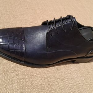 Soulier bleu en peau de crocodile et de vache
