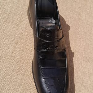 Soulier en cuir de peau de crocodile et de vache couleur noir.
