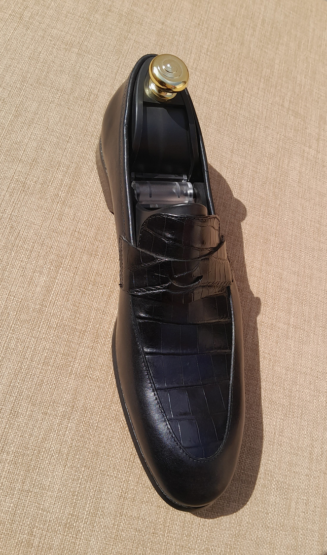 Soulier en cuir de peau de crocodile et de vache couleur noir. – Image 2