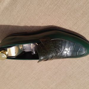 Soulier en cuir de peau de crocodile et de vache couleur vert foncé.
