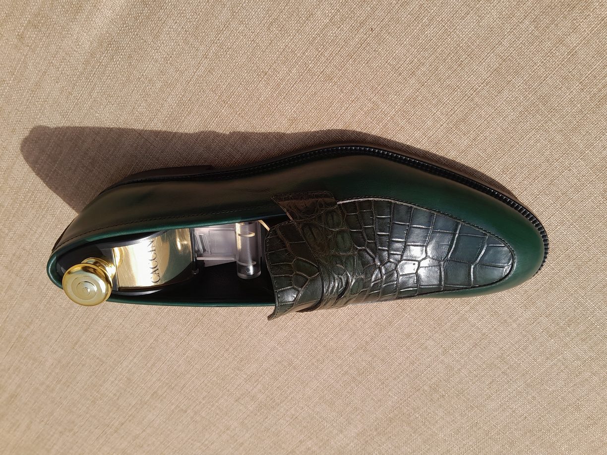 Soulier en cuir de peau de crocodile et de vache couleur vert foncé. – Image 2