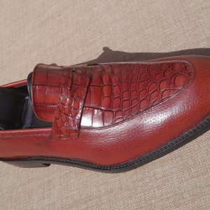 Soulier marron en peau de crocodile et de vache