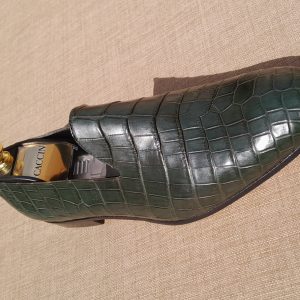 Soulier tout en cuir de peau de crocodile.