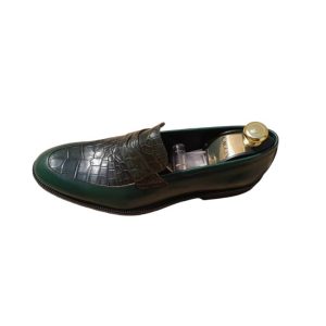 Soulier en cuir de peau de crocodile et de vache couleur vert foncé.