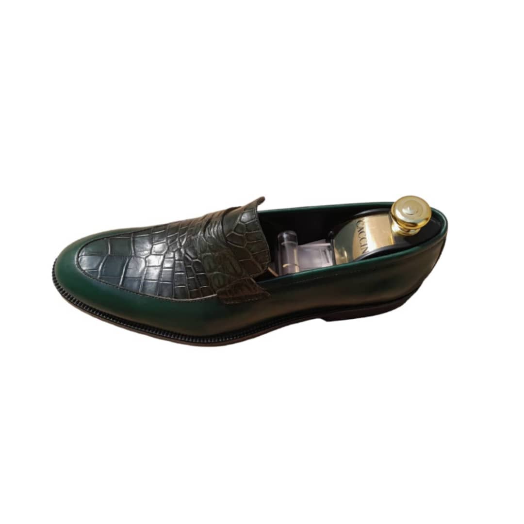 Soulier en cuir de peau de crocodile et de vache couleur vert foncé.