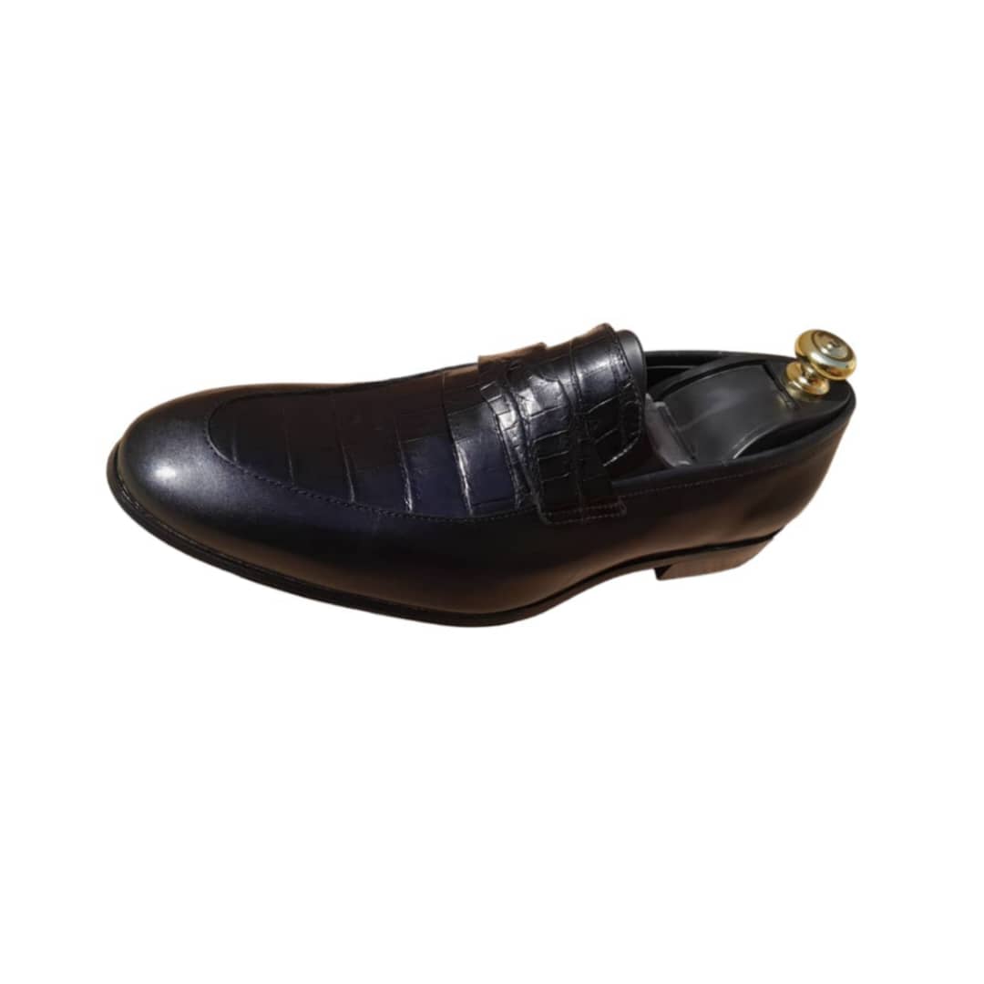Soulier en cuir de peau de crocodile et de vache couleur noir.