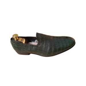 Soulier tout en cuir de peau de crocodile.