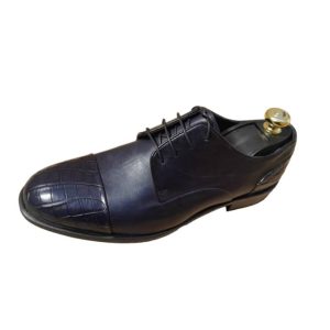 Soulier bleu en peau de crocodile et de vache