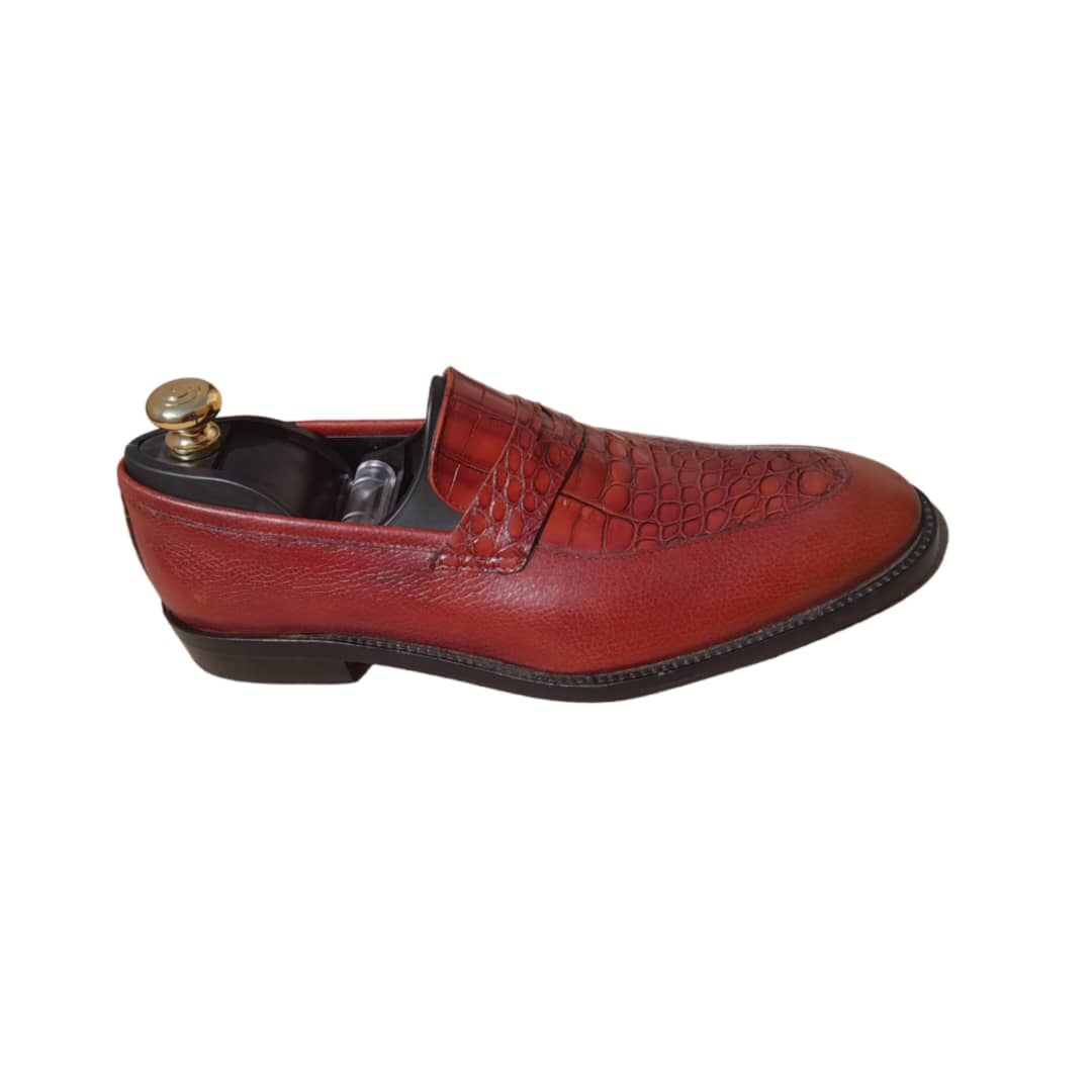 Soulier marron en peau de crocodile et de vache