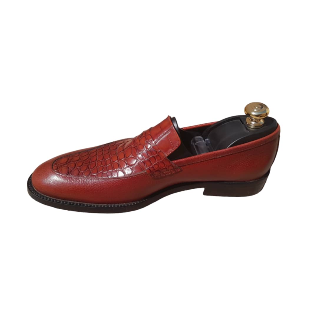 Soulier marron en peau de crocodile et de vache
